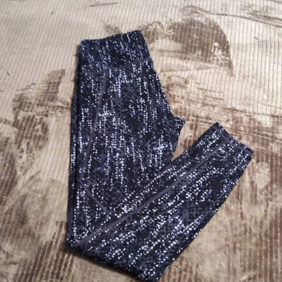 Athleta leggings size Medium Tall in black,gray and taupe print - Picture 3 of 3